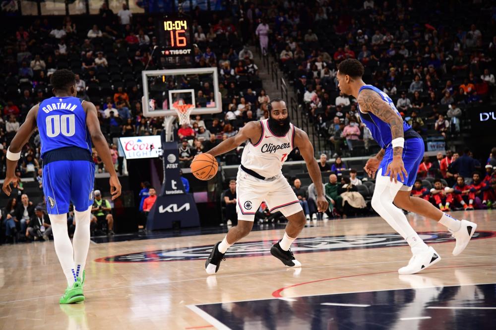 湖人三巨头制造120分背后：雷迪克赛前召集哥仨开会，挑战他们要更具冲击力.